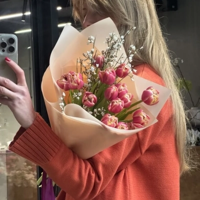 Коралловые пионовые тюльпаны с генистой