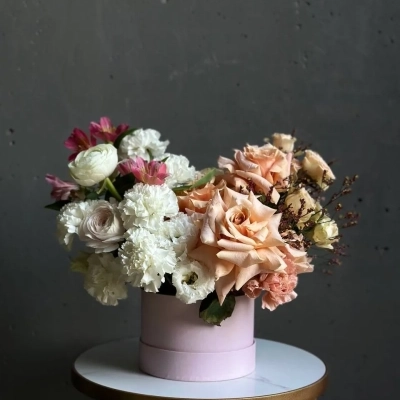 Авторская композиция в шляпной коробке "Персиковый нектар"