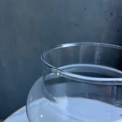 Широкая ваза из стекла