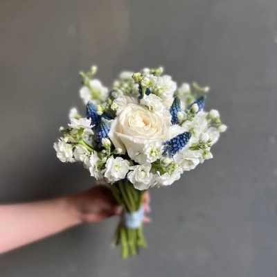 Белоснежный букет невесты с мускари