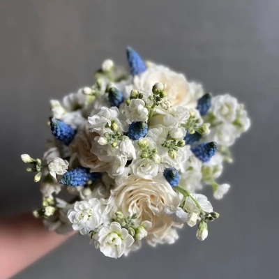 Белоснежный букет невесты с мускари