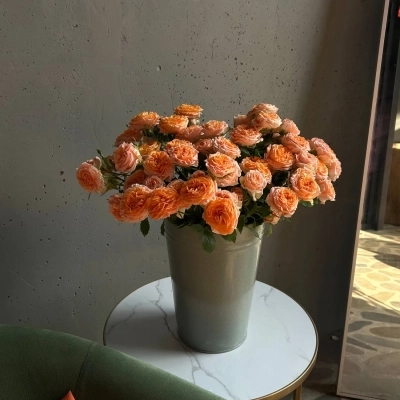 Охапка апельсиновых кустовых роз в ведре Охапка апельсиновых кустовых роз в ведре