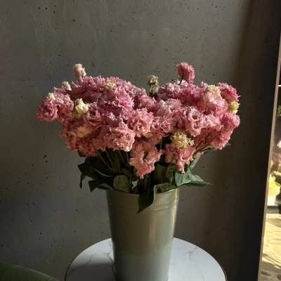 Охапка клубничной воздушной эустомы в ведре