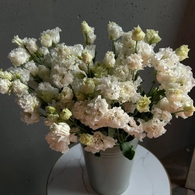 Охапка эустомы "Ванильное небо" в ведре