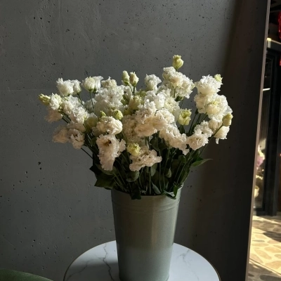 Охапка эустомы "Ванильное небо" в ведре