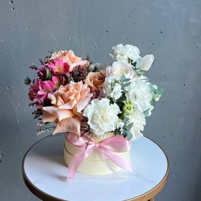 Авторская композиция в шляпной коробке "Ванильный пуддинг"