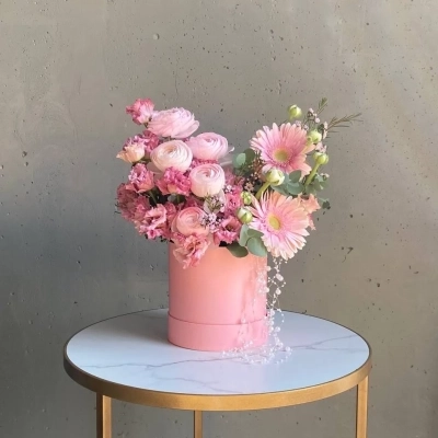 Авторская композиция в шляпной коробке "Розовые грёзы"