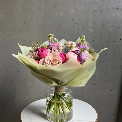 Авторский букет с пионовидными розами и маттиолой
