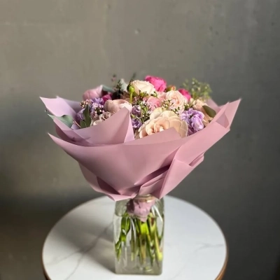 Авторский букет с пионовидными розами и маттиолой