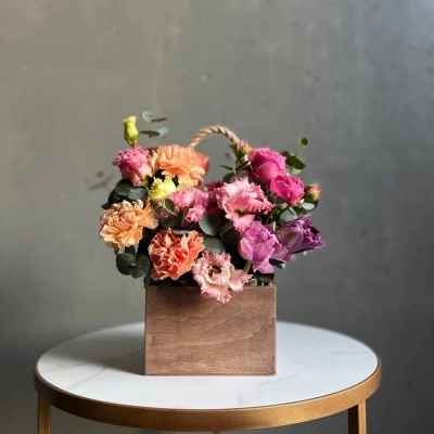 Авторская композиция в деревянном ящике с диантусом и эустомой