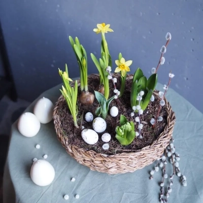 Плетёная корзина к Пасхе с нарциссами