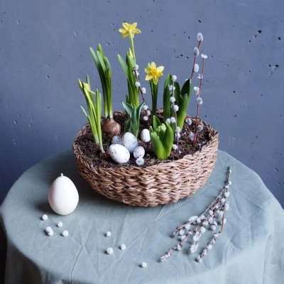 Плетёная корзина к Пасхе с нарциссами