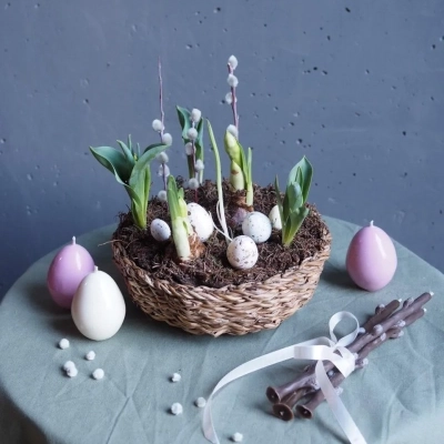 Плетёная корзина к Пасхе с тюльпанами Плетёная корзина к Пасхе с тюльпанами