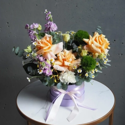 Авторская композиция в шляпной коробке "Кружевная поляна" Авторская композиция в шляпной коробке "Кружевная поляна"