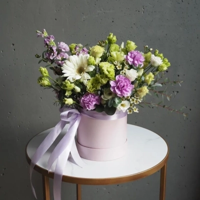 Авторская композиция в шляпной коробке "Цветочный пикник"