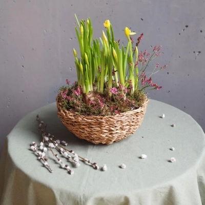 Плетёная корзина к Пасхе с нарциссами и лимониум
