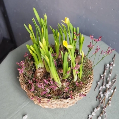 Плетёная корзина к Пасхе с нарциссами и лимониум