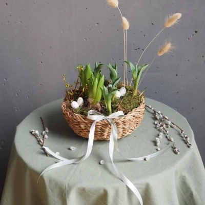 Плетёная корзина к Пасхе с форзицией, гиацинтами и тюльпанами