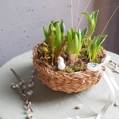 Плетёная корзина к Пасхе с форзицией, гиацинтами и тюльпанами