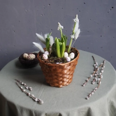 Плетёная корзиночка с мускари, гиацинтами и тюльпанами