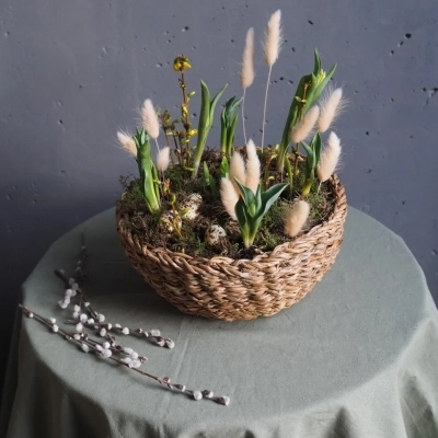 Плетёная корзина к Пасхе с форзицией и тюльпанами