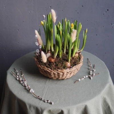 Плетёная корзина к Пасхе с нарциссами и вербой