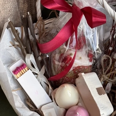 Плетёная корзина к Пасхе с куличом и веточками вербы