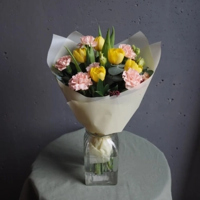 Авторский букет с тюльпанами "Весенний поцелуй" Авторский букет с тюльпанами "Весенний поцелуй"