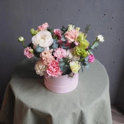 Композиция в шляпной коробке "Клубничный лайм"