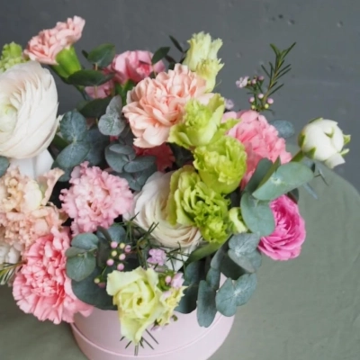 Композиция в шляпной коробке "Клубничный лайм"