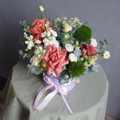 Авторская композиция в шляпной коробке "Кружевная поляна"