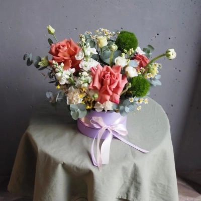 Авторская композиция в шляпной коробке "Кружевная поляна" Авторская композиция в шляпной коробке "Кружевная поляна"