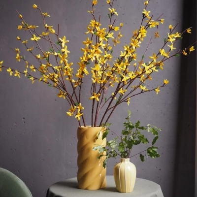 Интерьерная рельефная ваза в лимонном оттенке