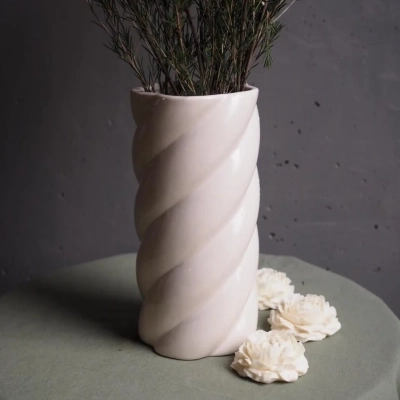 Интерьерная рельефная молочная ваза