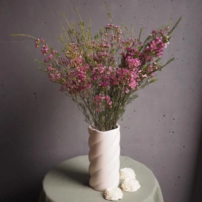 Интерьерная рельефная молочная ваза