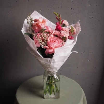 Авторский букет "Бабл-гам" с ажурными розами Авторский букет "Бабл-гам" с ажурными розами