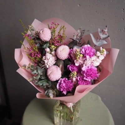 Авторский букет "Черничное мороженое" с хризантемами