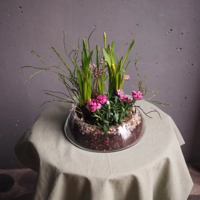 Весенняя композиция в стеклянном кашпо