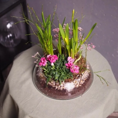 Весенняя композиция в стеклянном кашпо