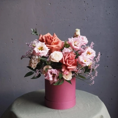 Авторская композиция в шляпной коробке "Шёпот лепестков"