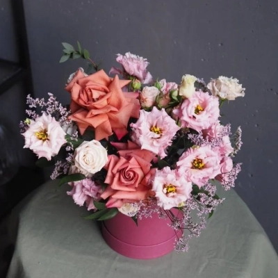 Авторская композиция в шляпной коробке "Шёпот лепестков"