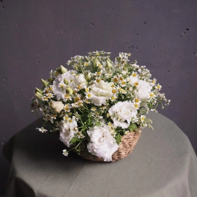 Солнечная композиция в плетёной корзине с ромашками