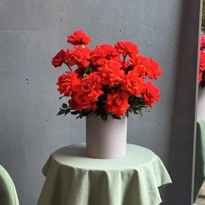 Букет ажурных роз сорта "Nina" в шляпной коробке