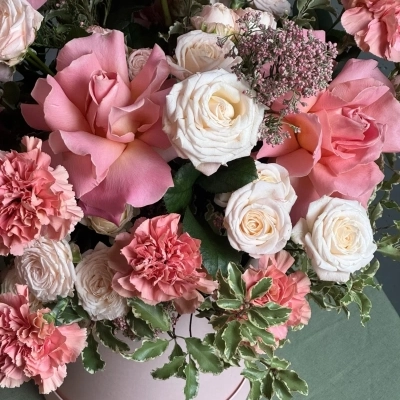 Композиция в шляпной коробке "Сахарная пудра"