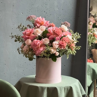 Композиция в шляпной коробке "Сахарная пудра"