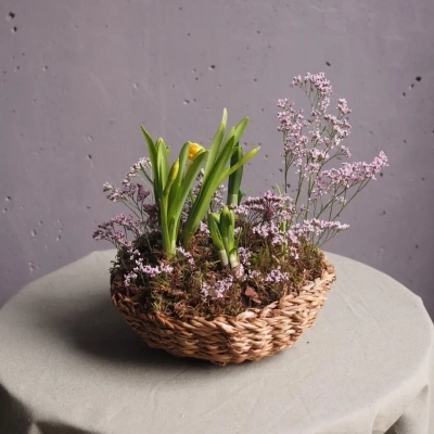 Плетёная корзина с веточками лимониума и луковицами нарциссов