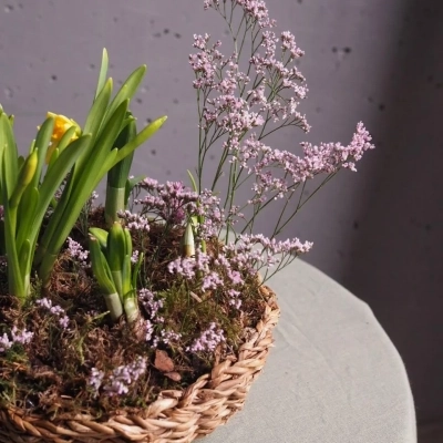 Плетёная корзина с веточками лимониума и луковицами нарциссов