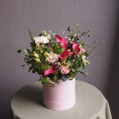 Нежная композиция с каллами в шляпной коробке