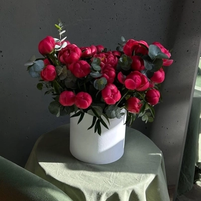 Сочная композиция в шляпной коробке с пионами