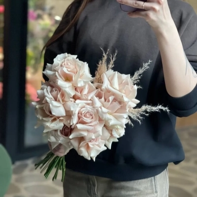 Букет невесты с пудровыми розами и пампасной травой